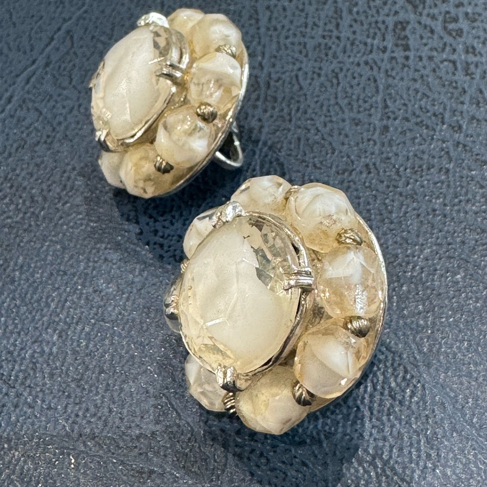 Hattie Carnegie Vintage Silvertone Givre Glass Clip Earrings - Picture 2 of 4